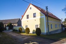 Rodinný penzion v klidné vesničce v podhůří Brd - 4 moderní apartmány se 4 lůžky, jídelnou, kuchyní a vlastním sociálním zařízením.