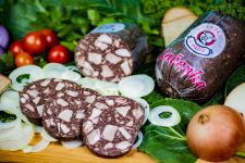 uzenář pan Bašta s láskou, z kvalitního masa a surovin a bez chemickým přídavků vyrábí dle objednávek svých zákazníků zajímavé uzenářské výrobky