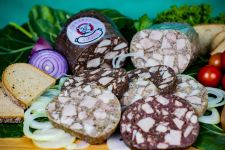 uzenář pan Bašta s láskou, z kvalitního masa a surovin a bez chemickým přídavků vyrábí dle objednávek svých zákazníků zajímavé uzenářské výrobky